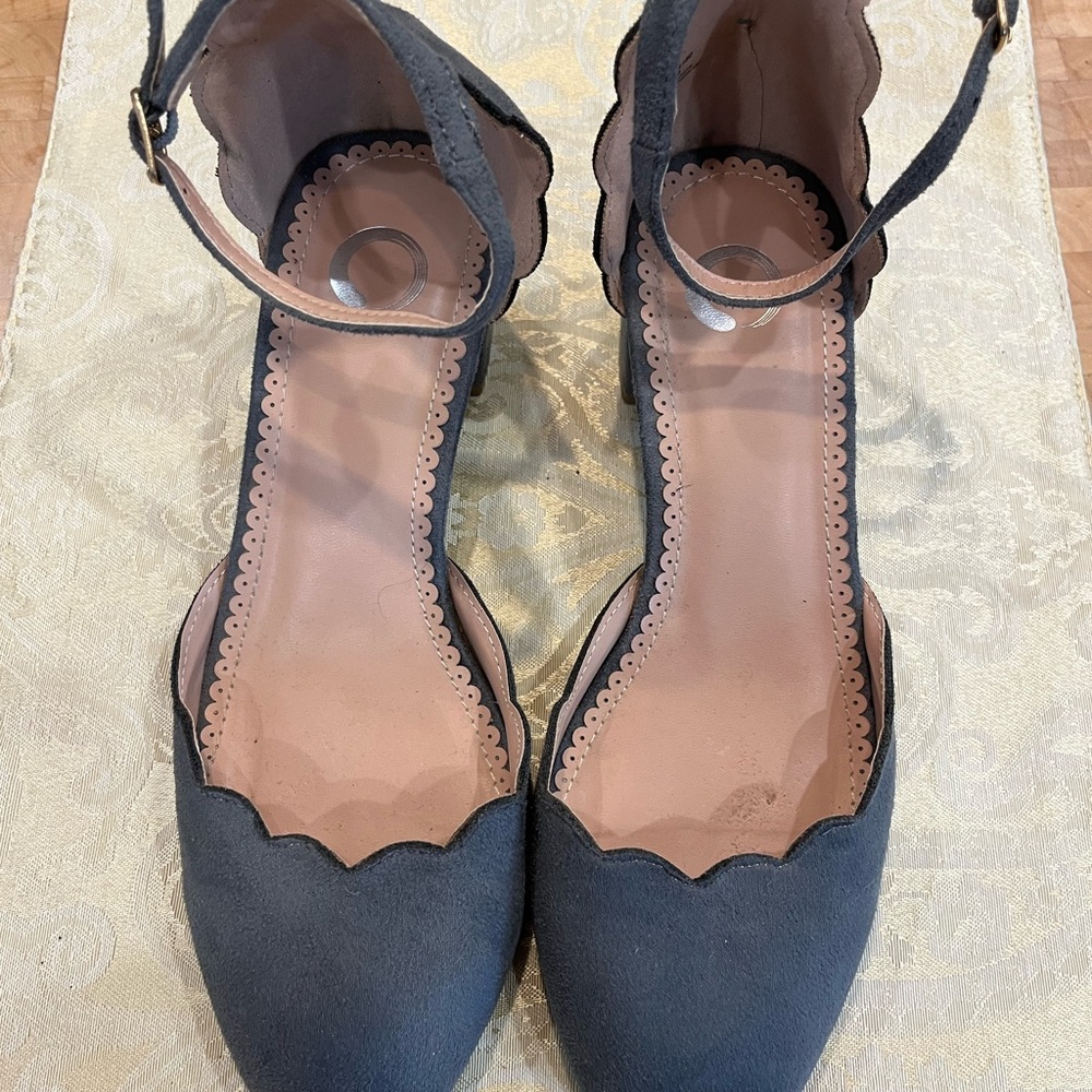 Women’s Ankle-Strap Scalloped Flats in Gray